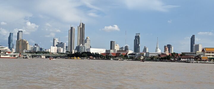 Bangkok en bateau, à pied , en métro et en taxi…